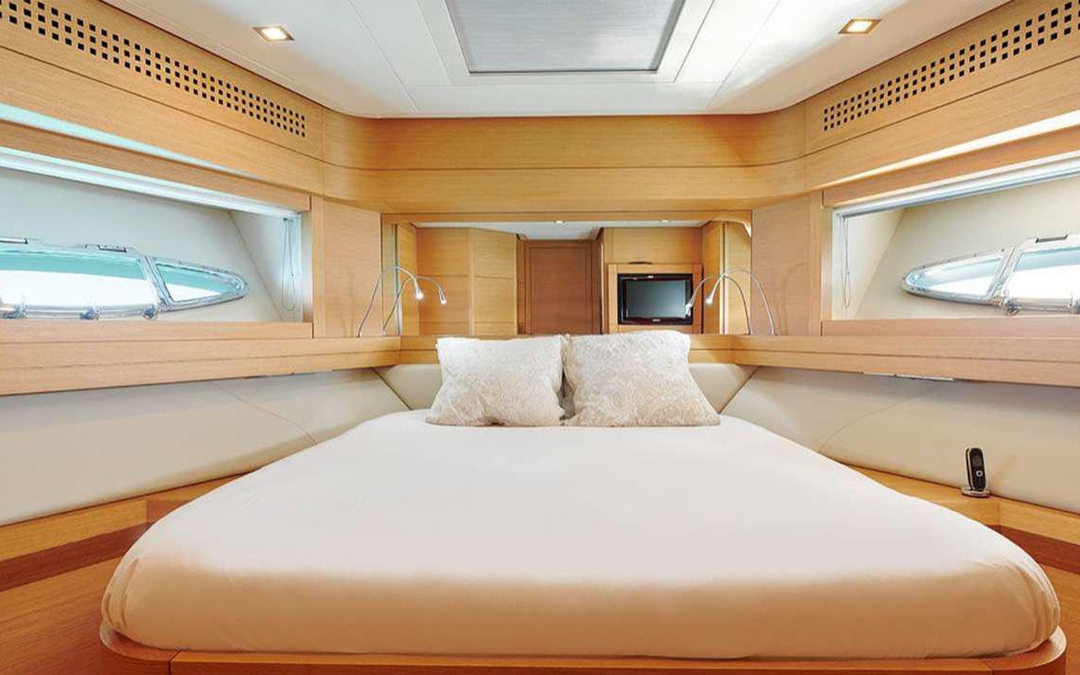 80' Pershing