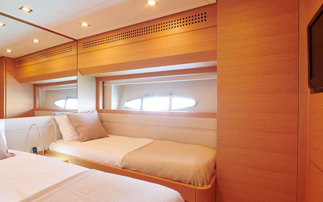 80' Pershing
