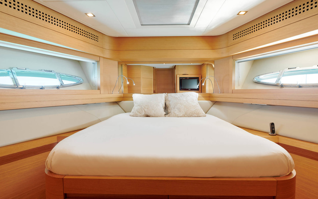 80' Pershing