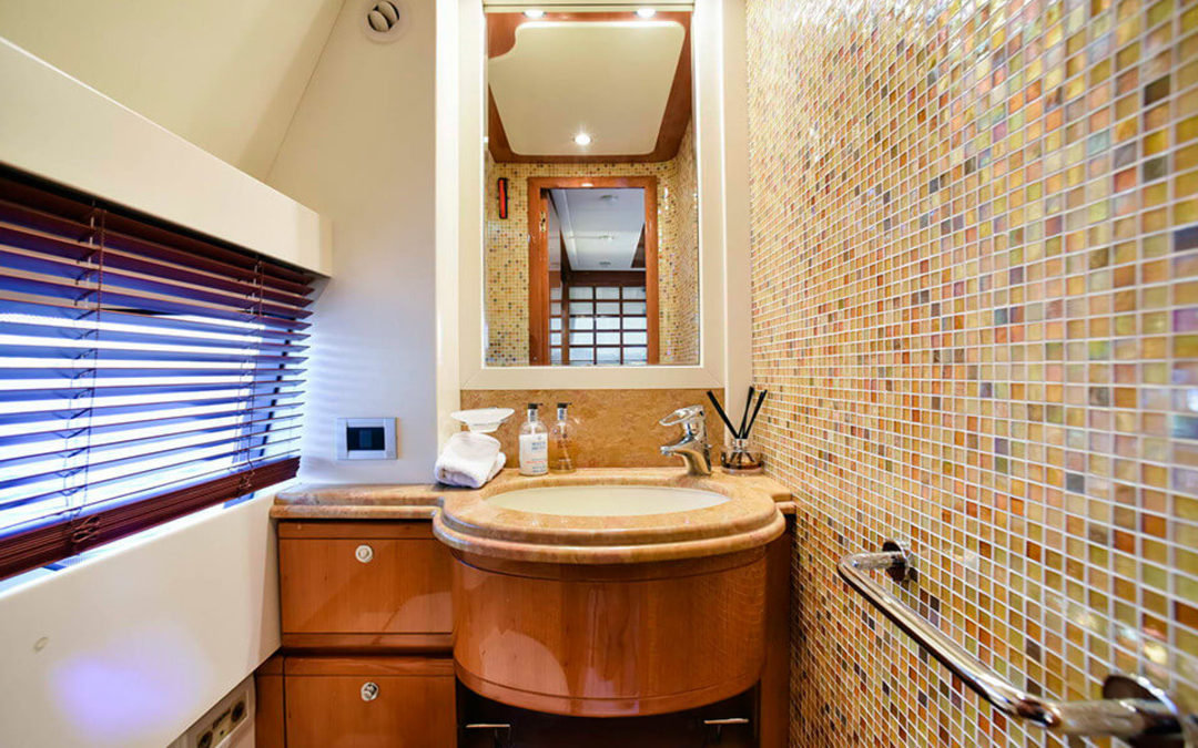 90' Ferretti