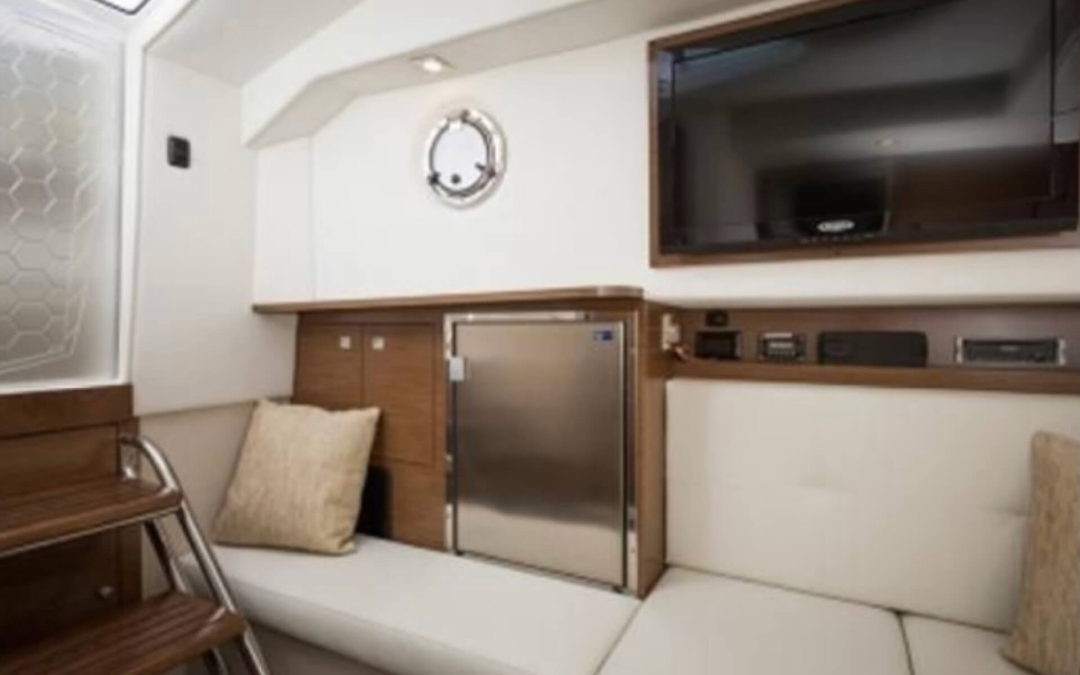 33' Cruisers Yacht