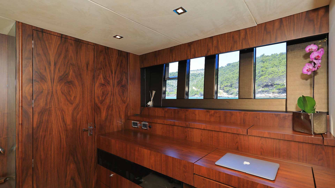 80' Fairline Squadron
