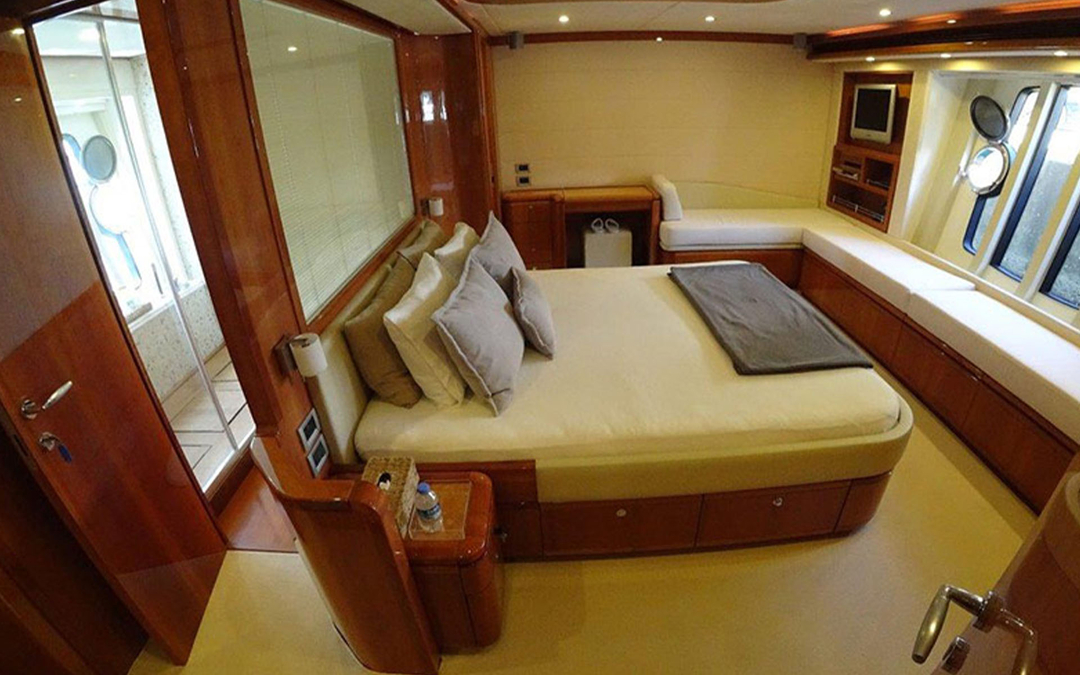 83' Ferretti