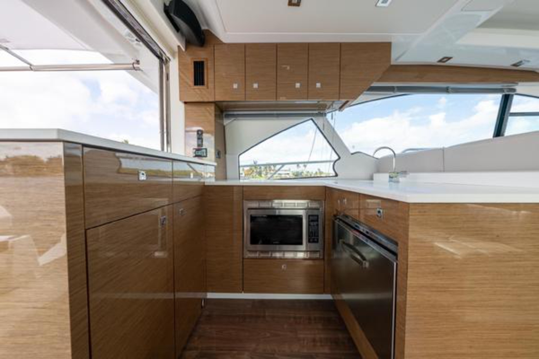 50' Cruisers Yacht