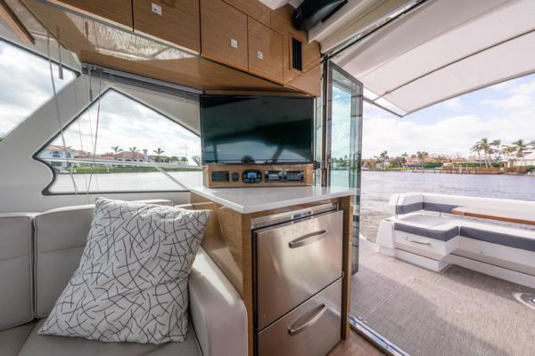 50' Cruisers Yacht