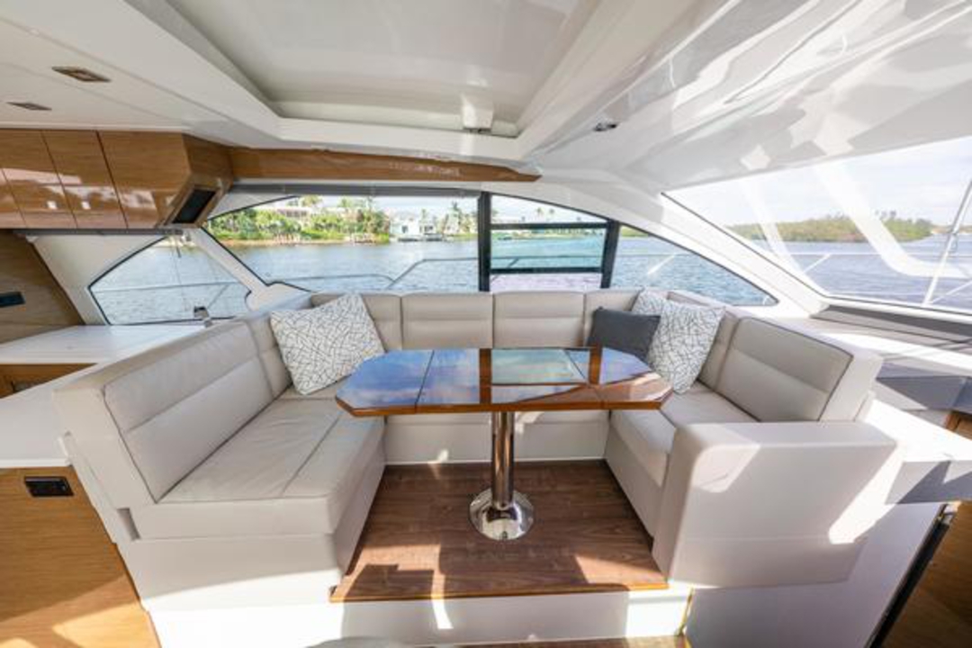 50' Cruisers Yacht