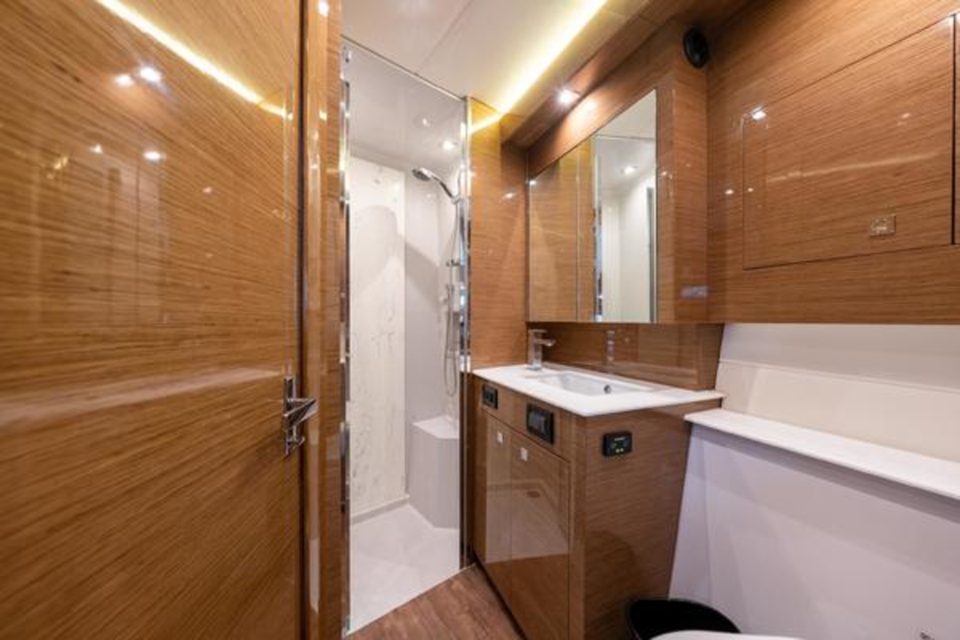 50' Cruisers Yacht