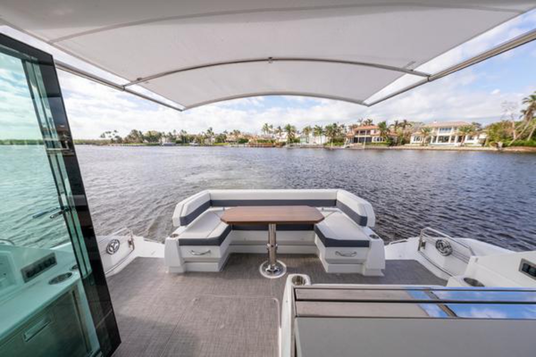50' Cruisers Yacht