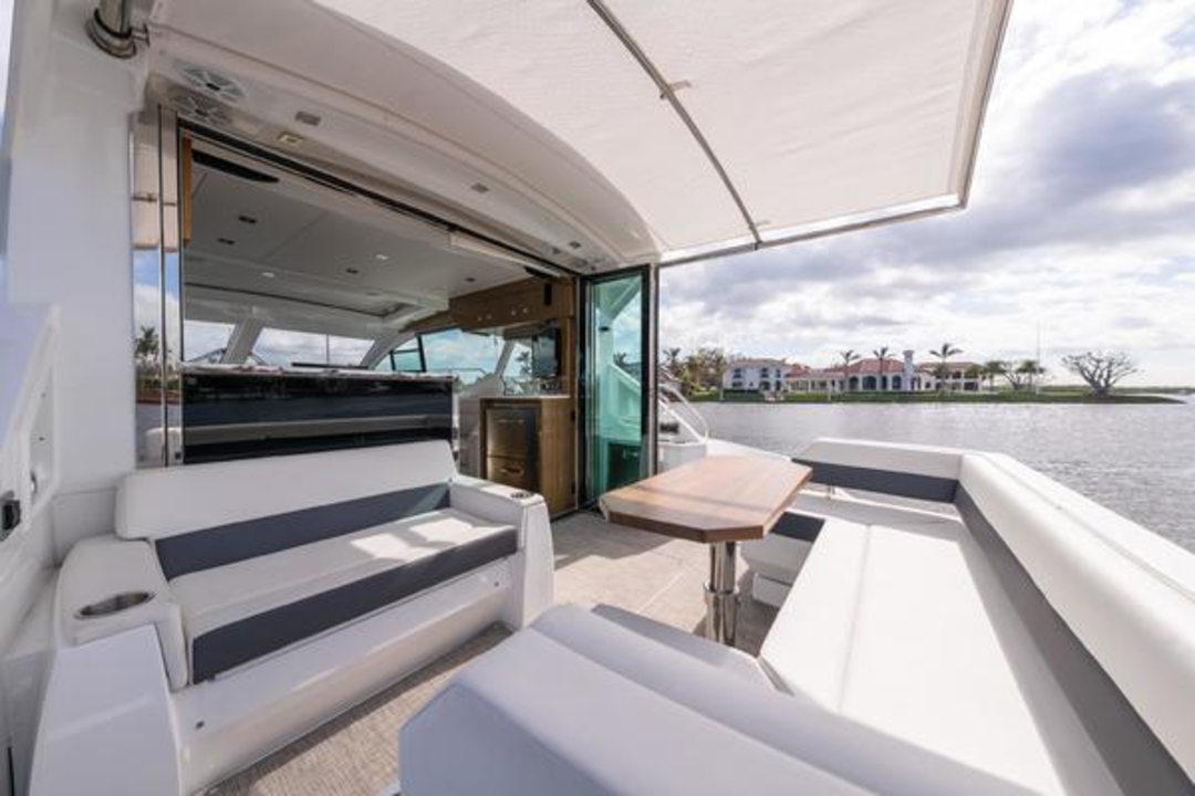 50' Cruisers Yacht