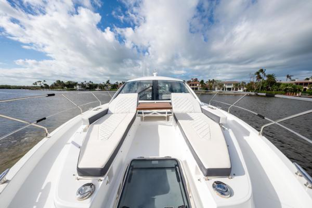 50' Cruisers Yacht