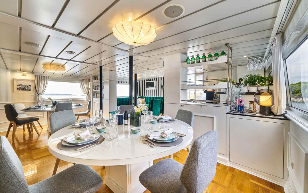 130' Botique Yacht