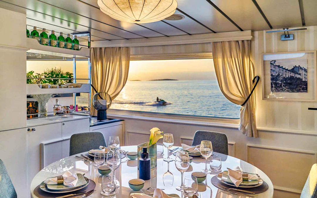 130' Botique Yacht