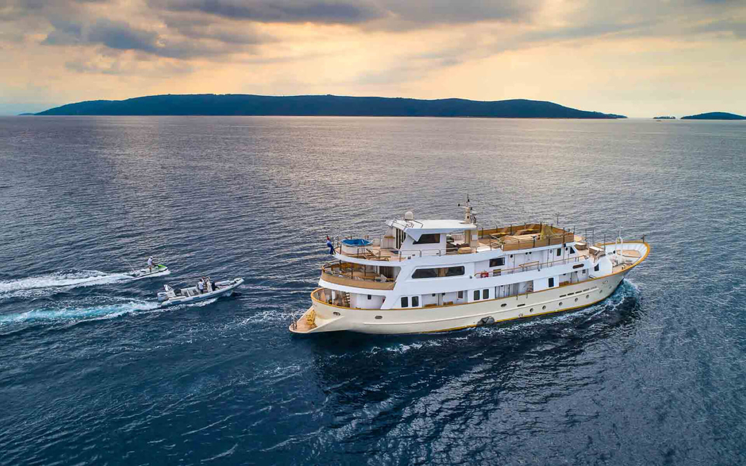 130' Botique Yacht