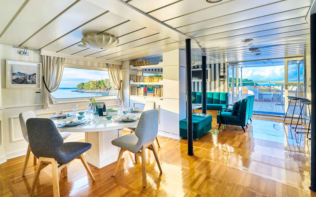 130' Botique Yacht