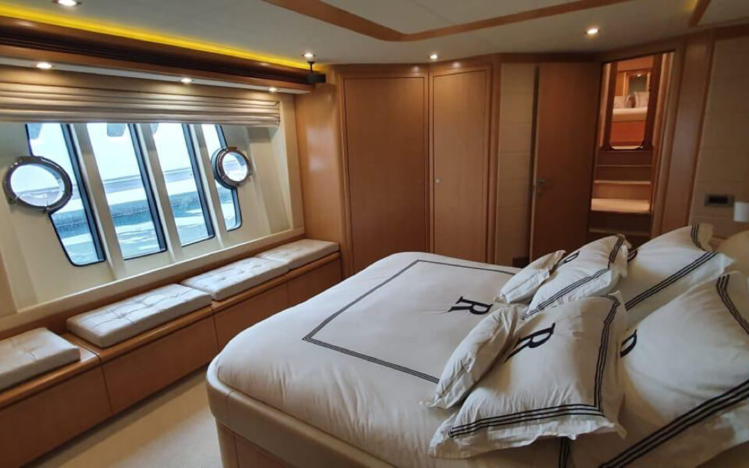 85' Ferretti