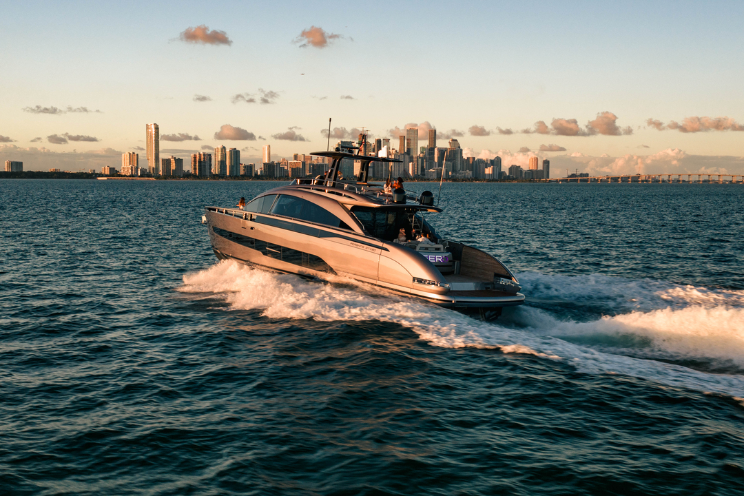 80' Pershing